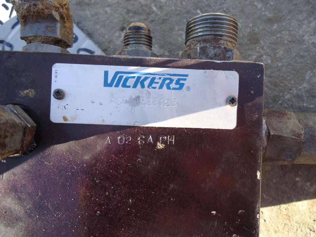 Valvola con accumulatore servocomandi per Fiat Hitachi FR220 Foto 3
