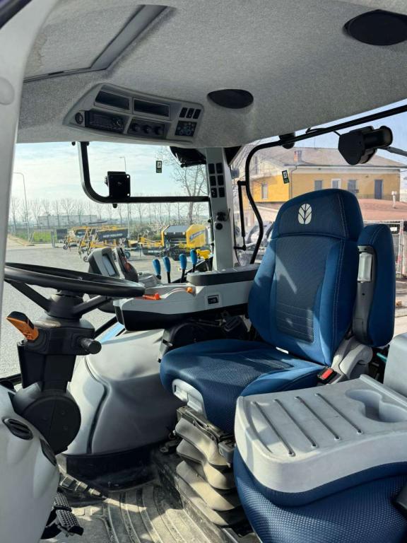 New Holland T6.180 DYNAMIC COMMAND Foto 2