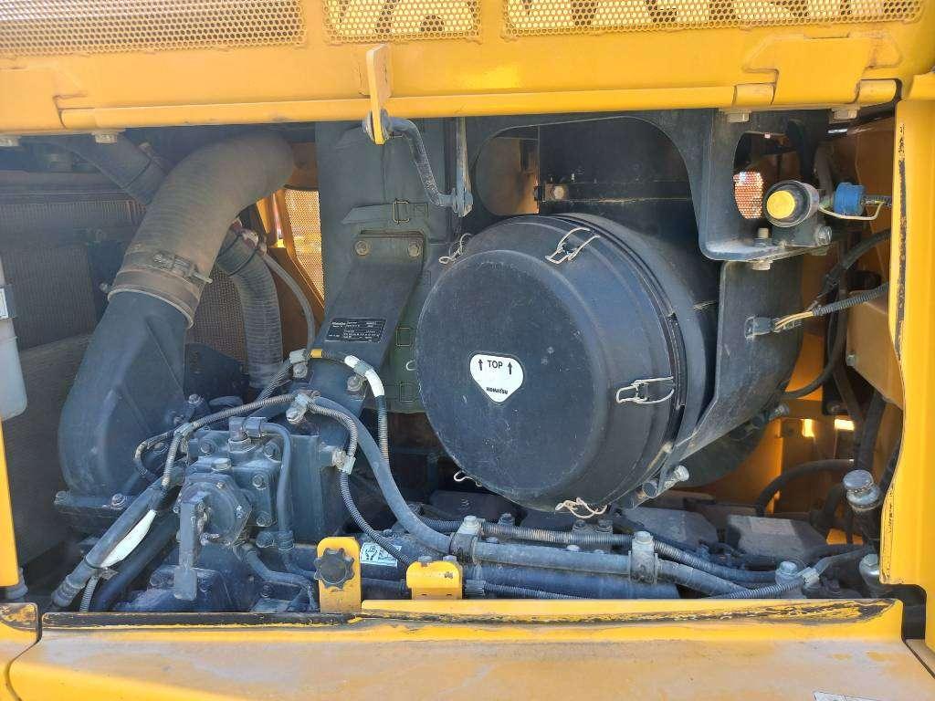Komatsu D155A-6R (4pcs available for sale in Abu Dhabi) Foto 14