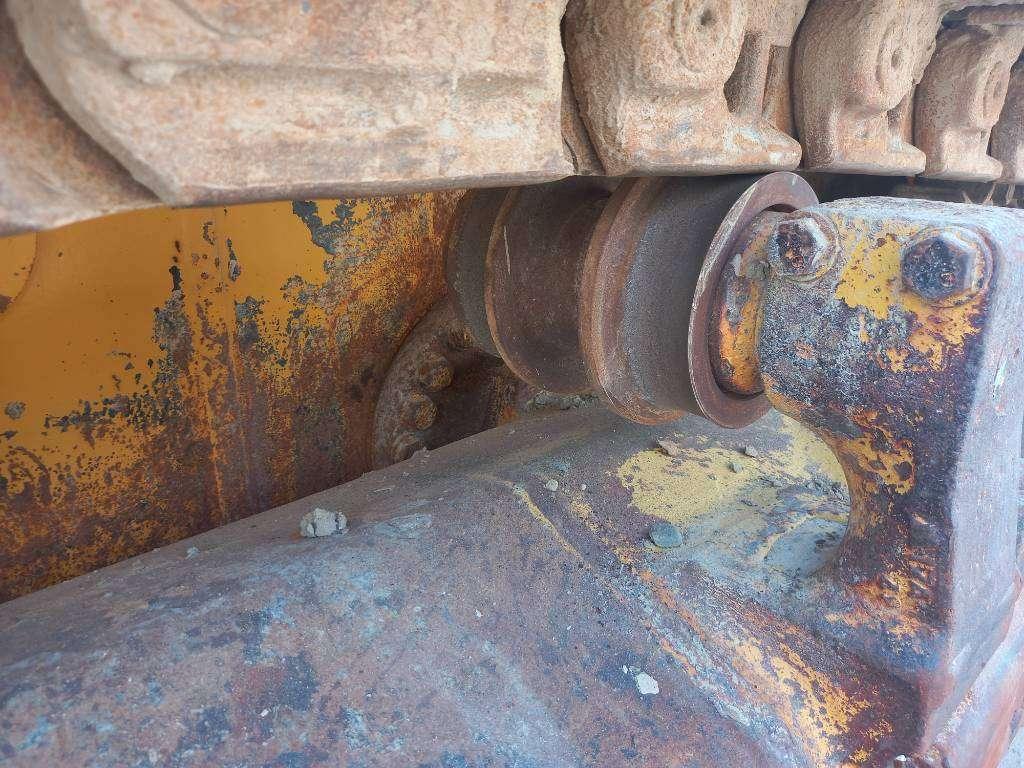 Komatsu D155A-6R (4pcs available for sale in Abu Dhabi) Foto 8