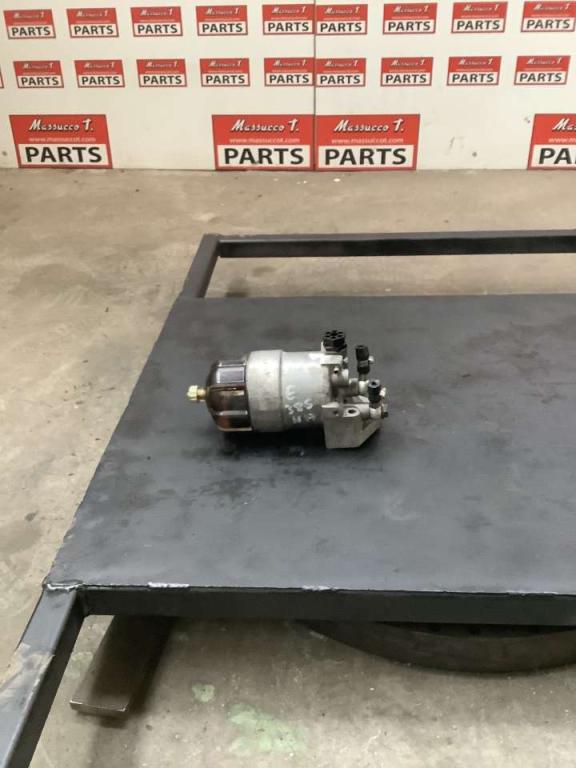 Supporto filtro gasolio per New Holland E 385 Foto 2