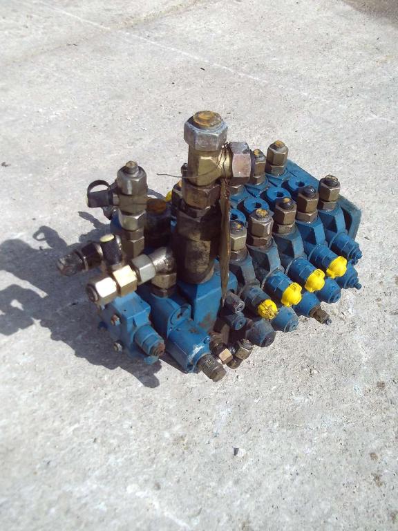 Distributore idraulico per Mecalac 12MXT Foto 4