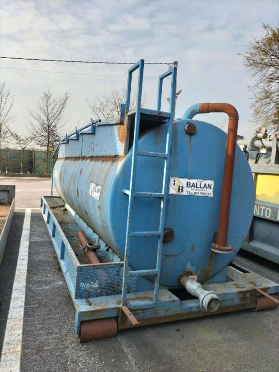 CASSONE CON BOTTE Cisterna (attrezzatura) Foto 2