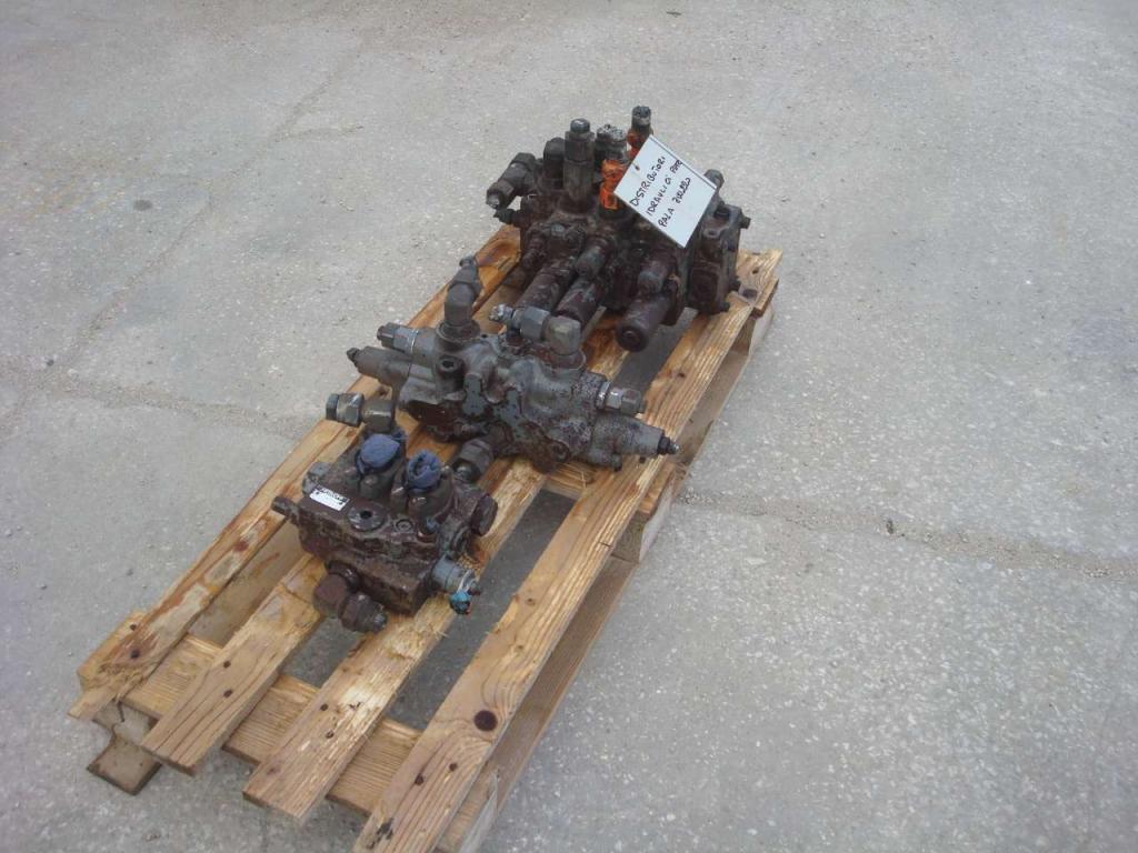 Distributore idraulico per Hitachi ZW220 Foto 3