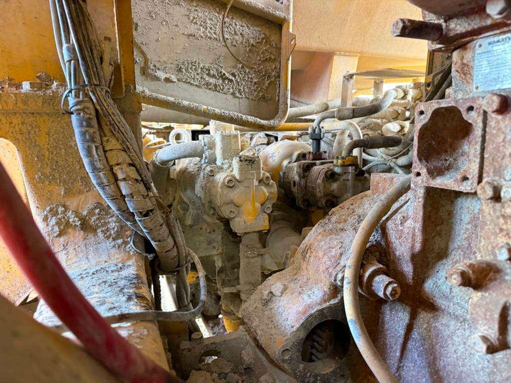 Komatsu HD605-5 **Engine broken** Spare parts for sale! Foto 14