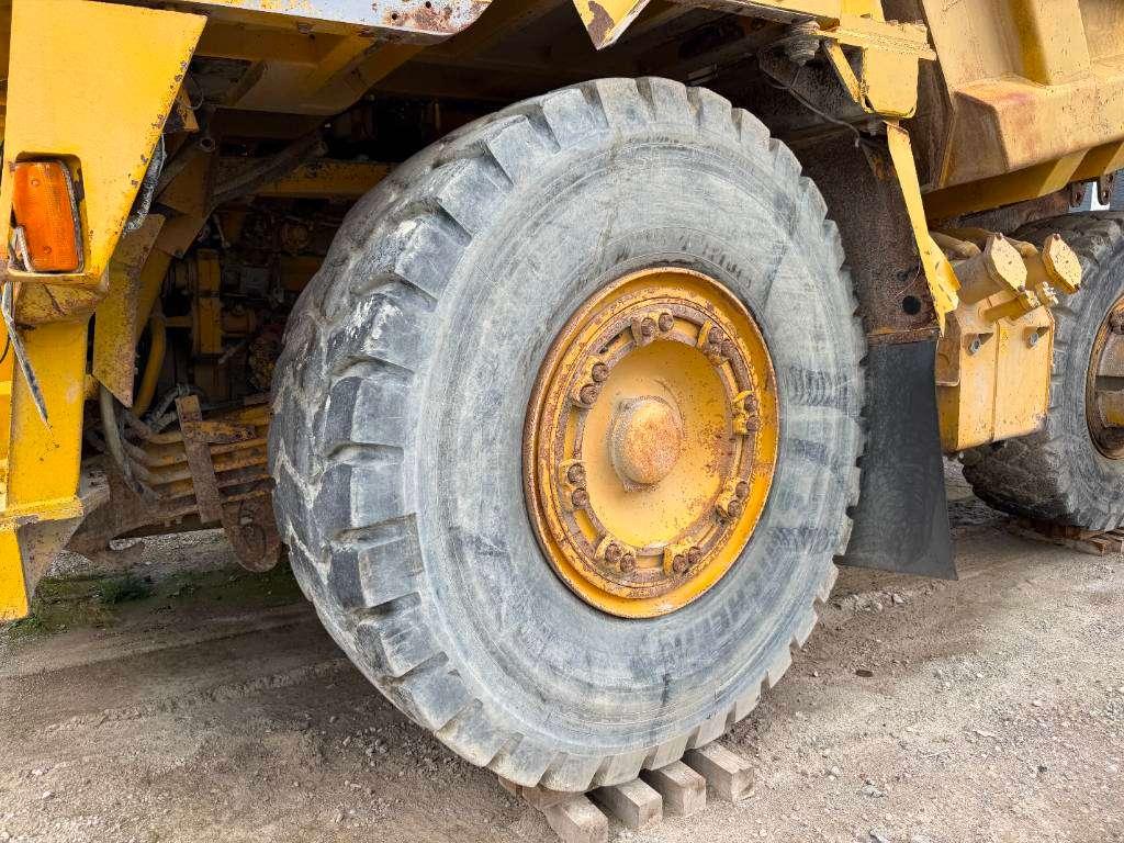 Komatsu HD605-5 **Engine broken** Spare parts for sale! Foto 23