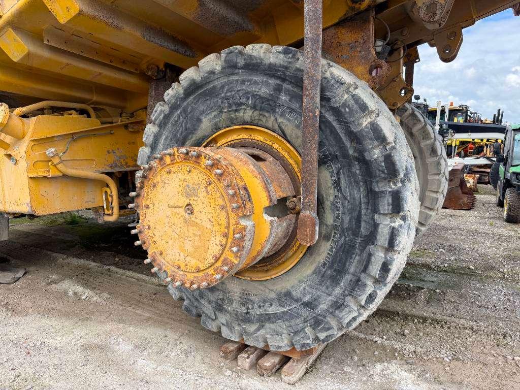 Komatsu HD605-5 **Engine broken** Spare parts for sale! Foto 24