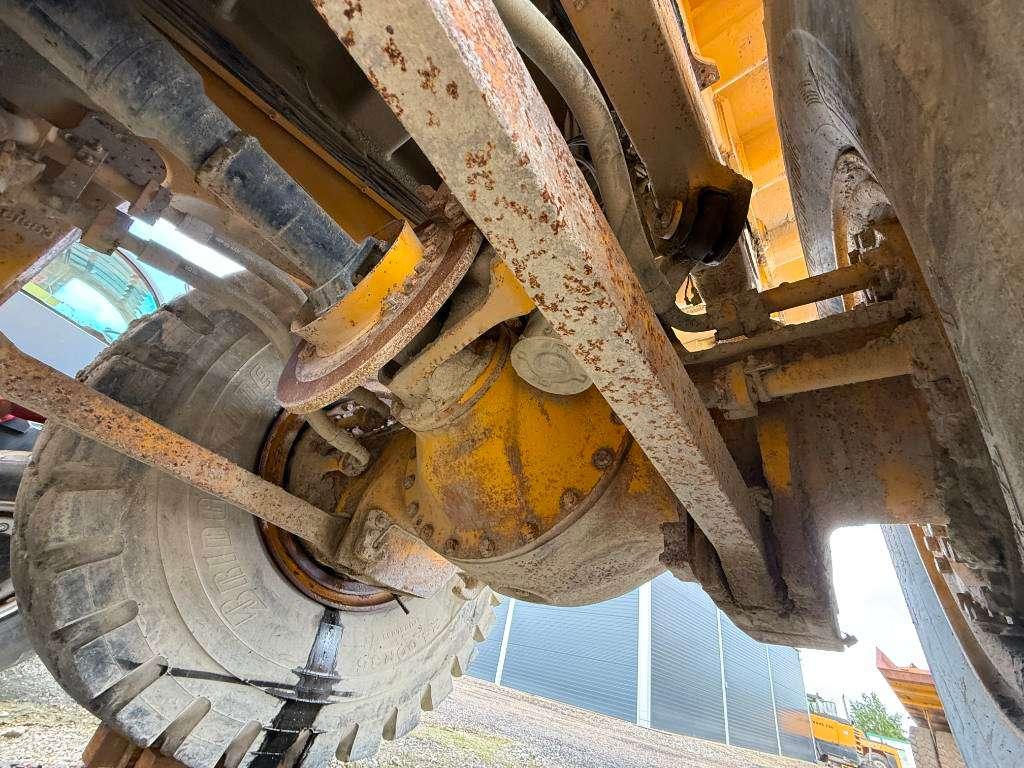 Komatsu HD605-5 **Engine broken** Spare parts for sale! Foto 27