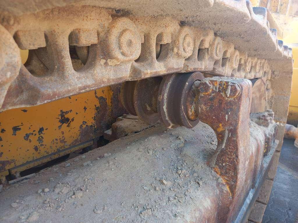 Komatsu D155A-6R (4pcs available for sale in Abu Dhabi) Foto 10