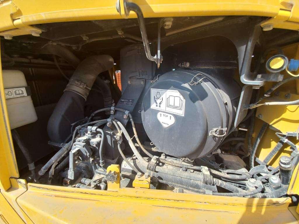 Komatsu D155A-6R (4pcs available for sale in Abu Dhabi) Foto 11