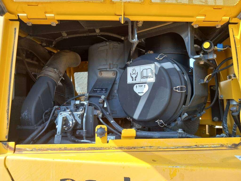 Komatsu D155A-6R (4pcs available for sale in Abu Dhabi) Foto 25