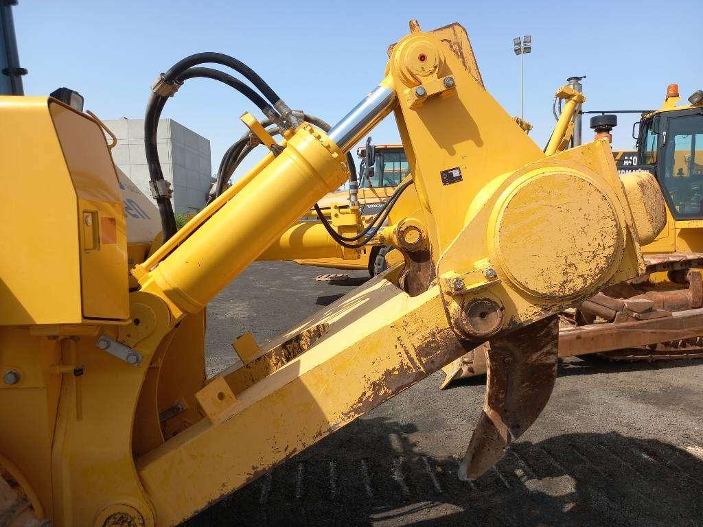 Komatsu D155A-6R (4pcs available for sale in Abu Dhabi) Foto 7
