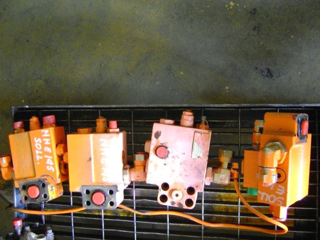Valvola anticaduta braccio (blocco) per New Holland E 145 Foto 1