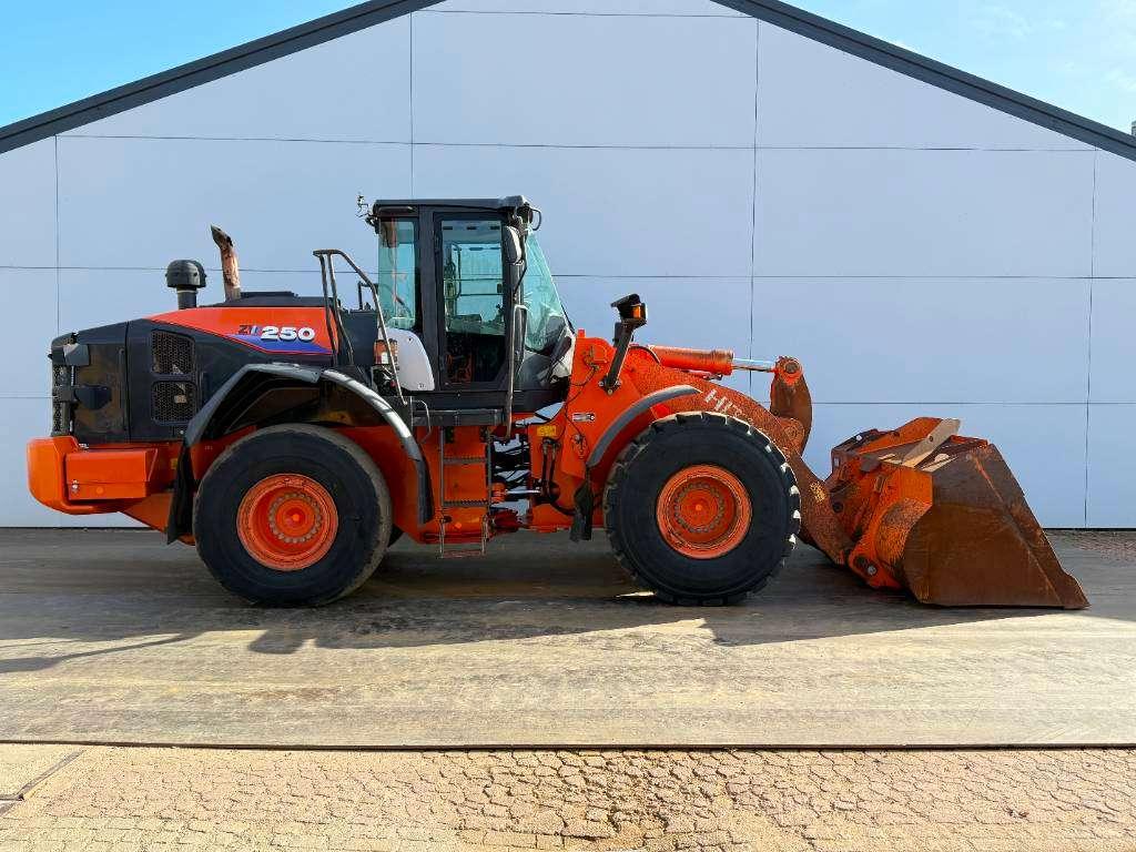Hitachi ZW250-6 - CDC / 3rd Function / Auto Greasing Foto 6