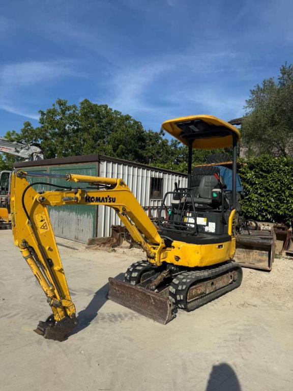 Komatsu PC16R-2 Foto 4