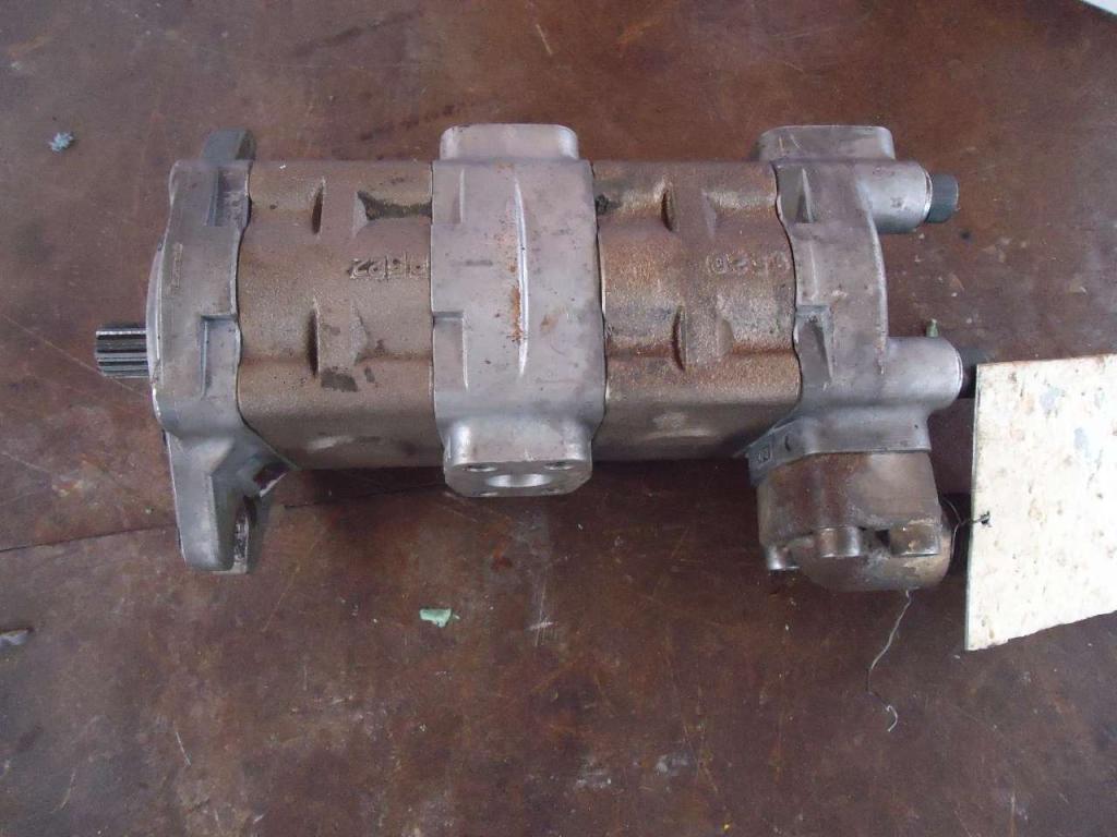 Pompa idraulica cambio per Fiat Kobelco W270 - CODICE 76049140 Foto 1