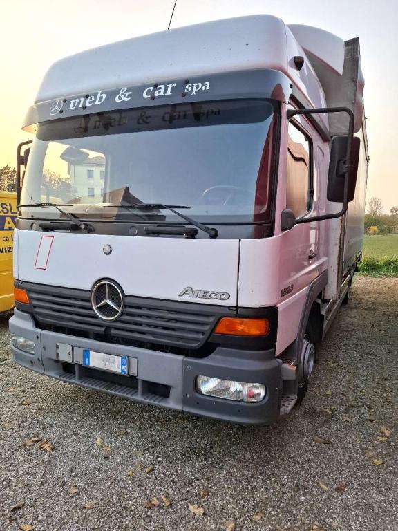 Mercedes-Benz 1023 Foto 1