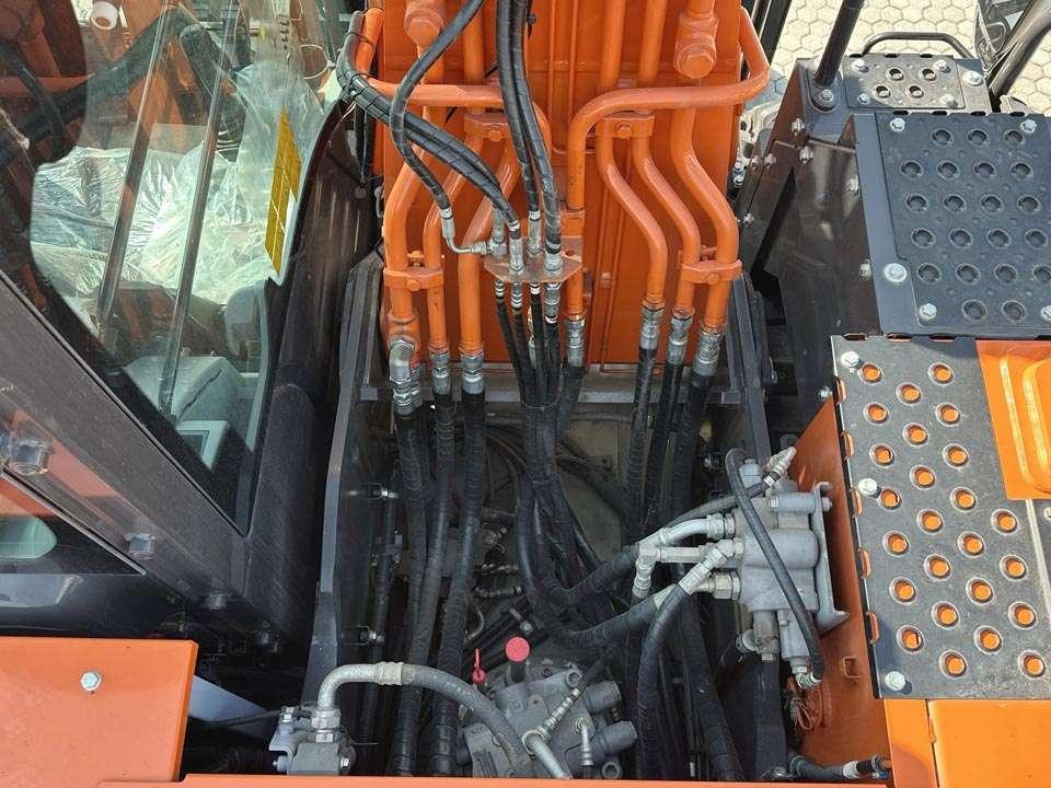 Hitachi ZX220W-7 Foto 16