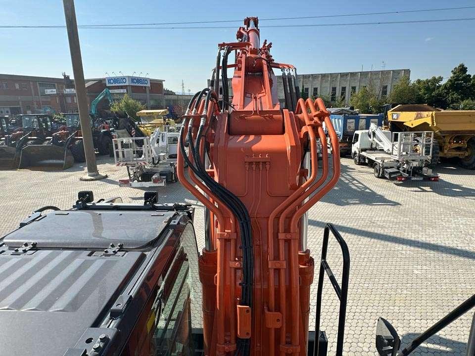 Hitachi ZX220W-7 Foto 17
