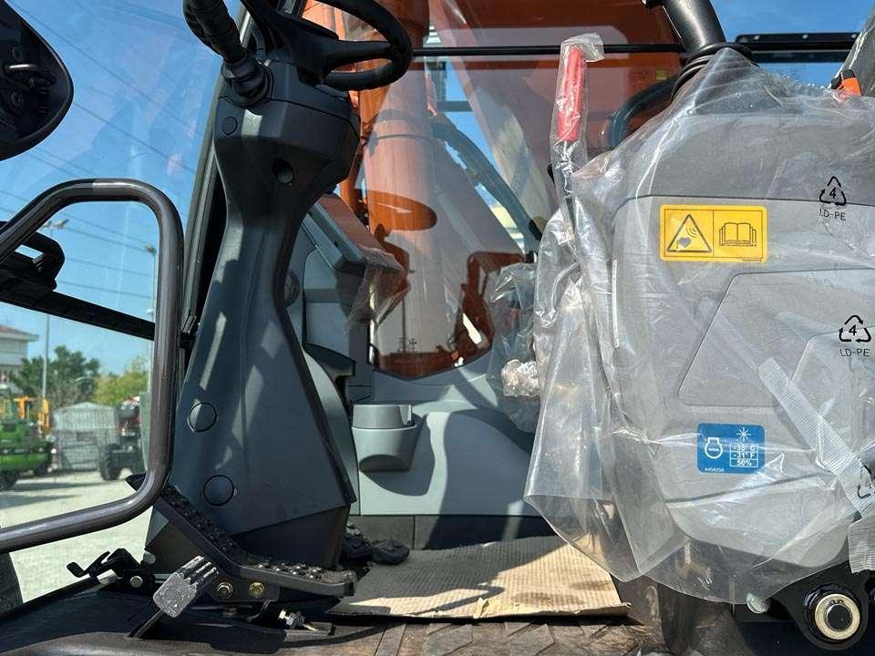 Hitachi ZX220W-7 Foto 19