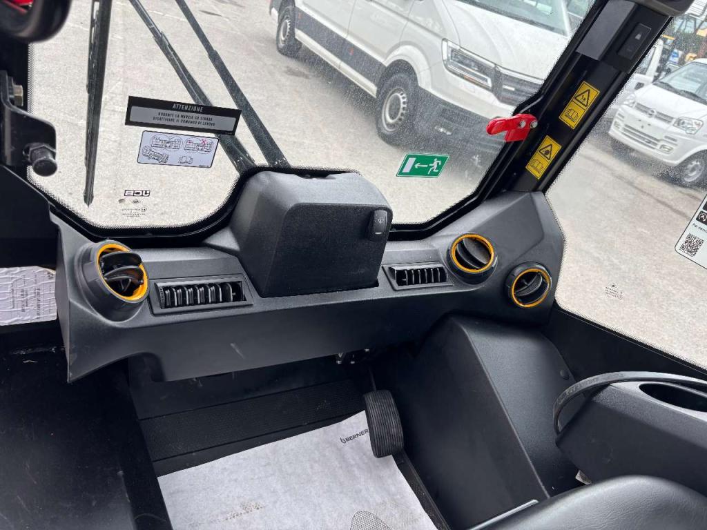 JCB Teleskid 3TS-8T Foto 11