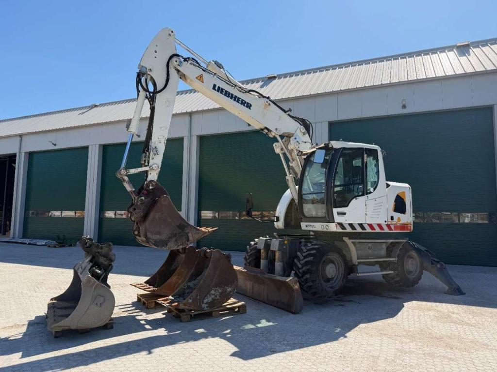 Liebherr A914 Compact Outriggers // Quick Coupler // 5x attachment Foto 1
