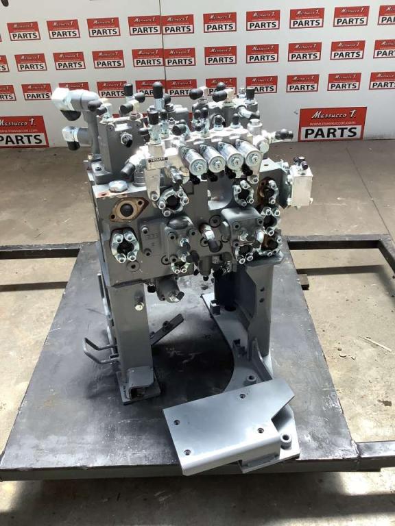 Distributore idraulico per Hitachi ZX135US-7 Foto 1