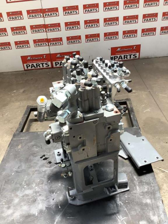 Distributore idraulico per Hitachi ZX135US-7 Foto 2