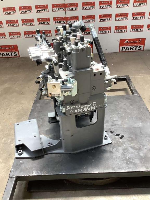 Distributore idraulico per Hitachi ZX135US-7 Foto 4