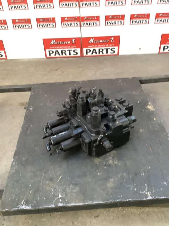 Distributore idraulico per Hitachi ZW250-6 Foto 1