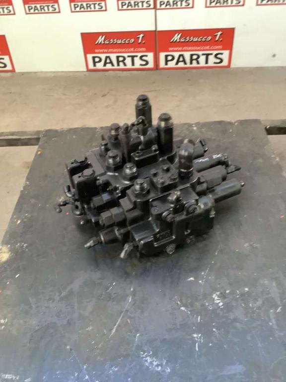 Distributore idraulico per Hitachi ZW250-6 Foto 3