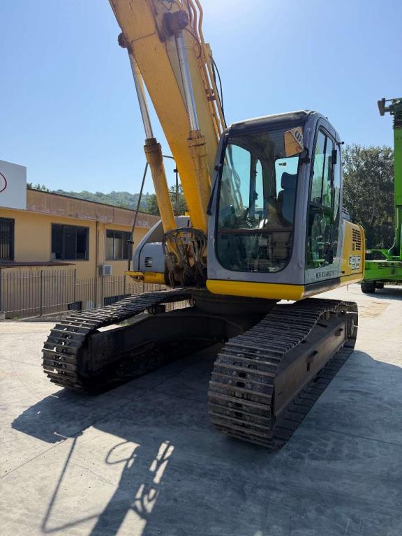 New Holland Kobelco E215 Foto 4