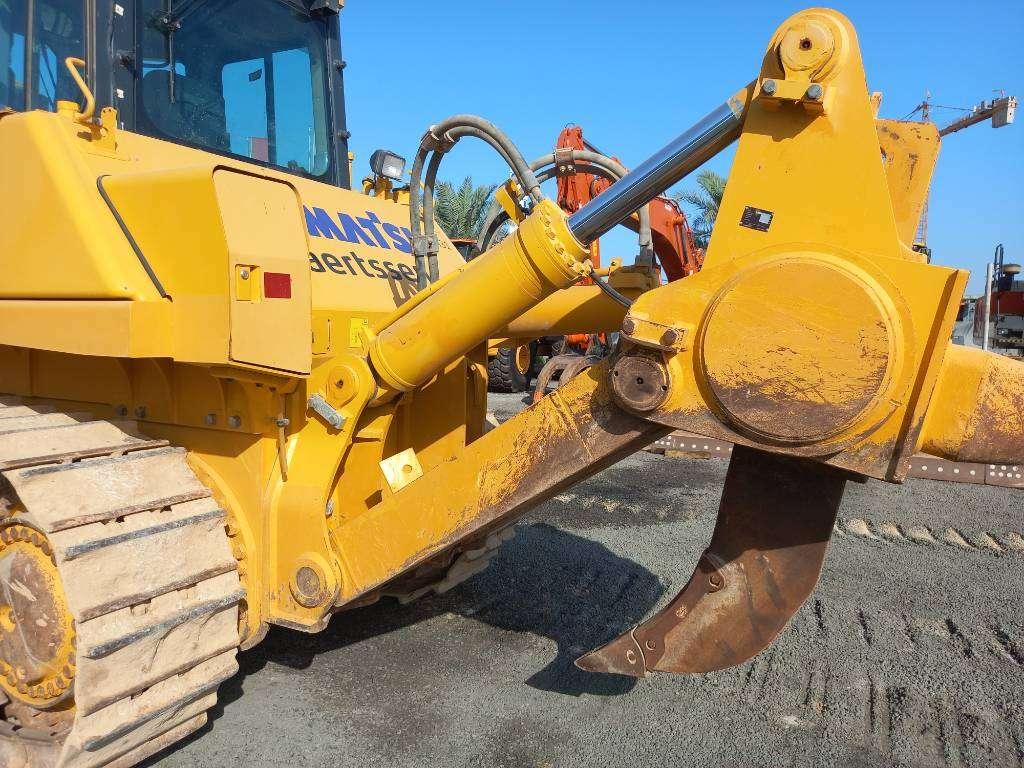 Komatsu D155A-6R (4pcs available for sale in Abu Dhabi) Foto 12