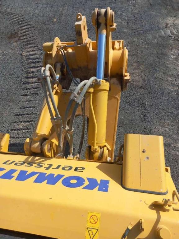 Komatsu D155A-6R (4pcs available for sale in Abu Dhabi) Foto 18