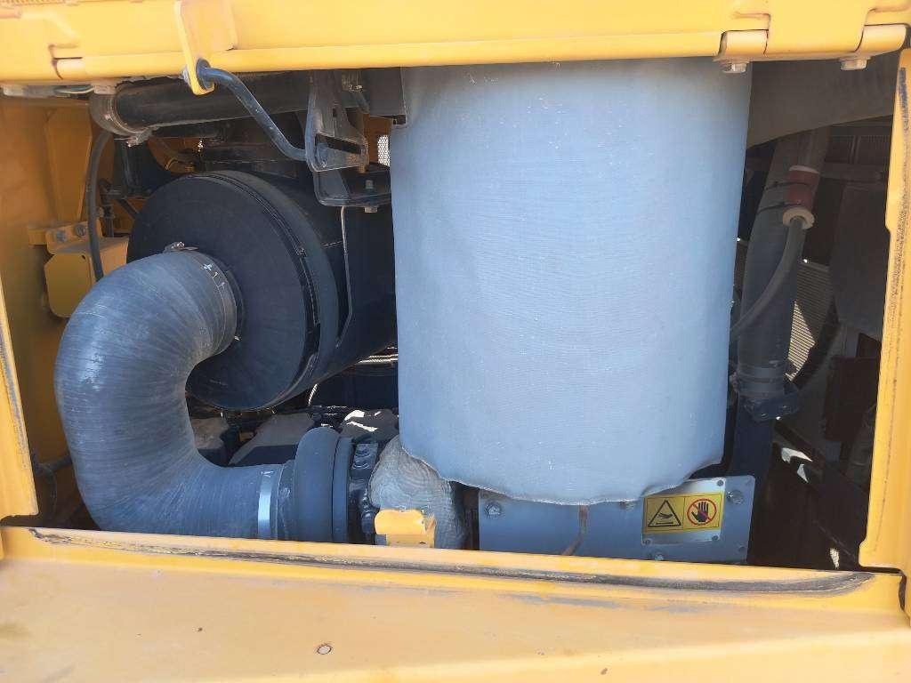 Komatsu D155A-6R (4pcs available for sale in Abu Dhabi) Foto 20