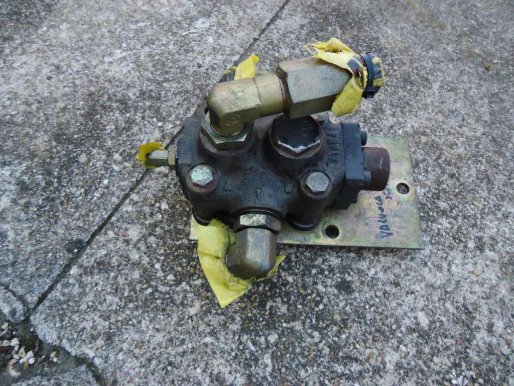 Valvola prioritaria sterzo per Fiat Kobelco W270 Foto 4