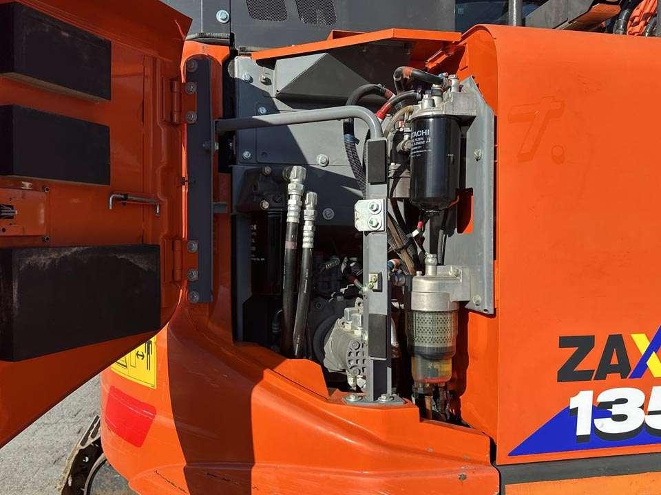 Hitachi ZX135US-6 Foto 11