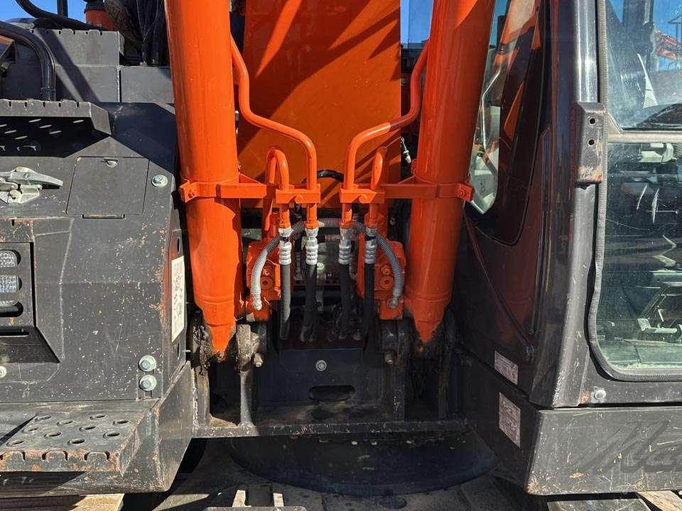 Hitachi ZX135US-6 Foto 9