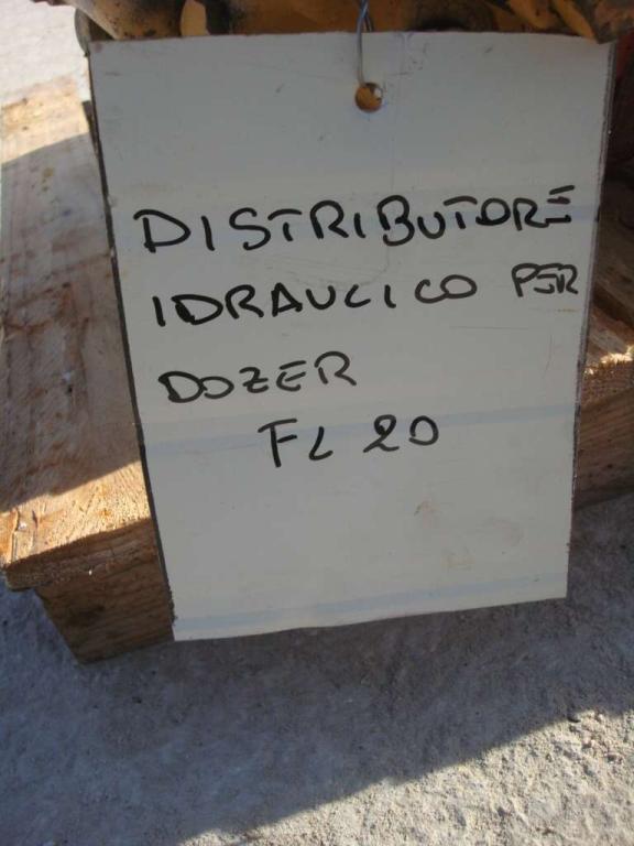 Distributore idraulico per FIAT ALLIS - DOZER FL20 E FD20 Foto 2
