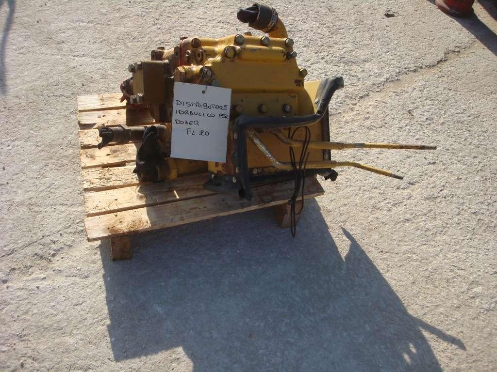 Distributore idraulico per FIAT ALLIS - DOZER FL20 E FD20 Foto 3