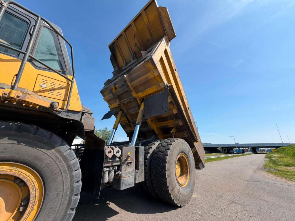 Komatsu HD605-7 Foto 12