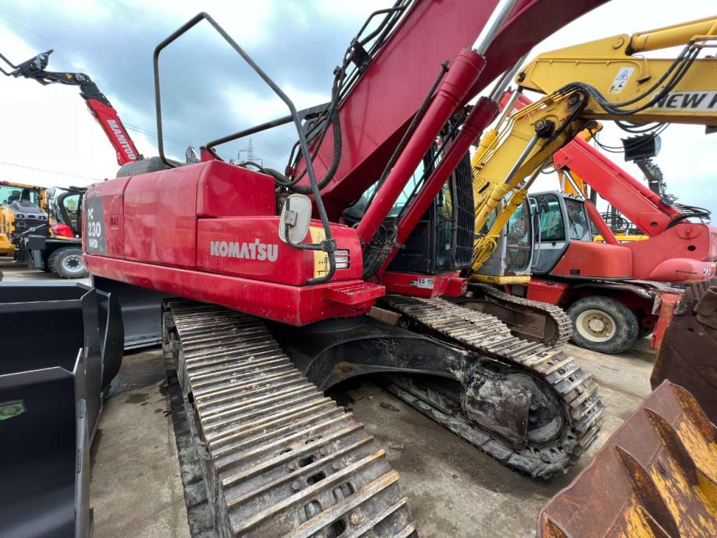 Komatsu PC230 NHD-8 Foto 1