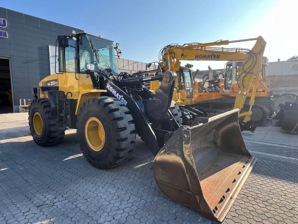 Komatsu WA250PZ-6 Foto 4