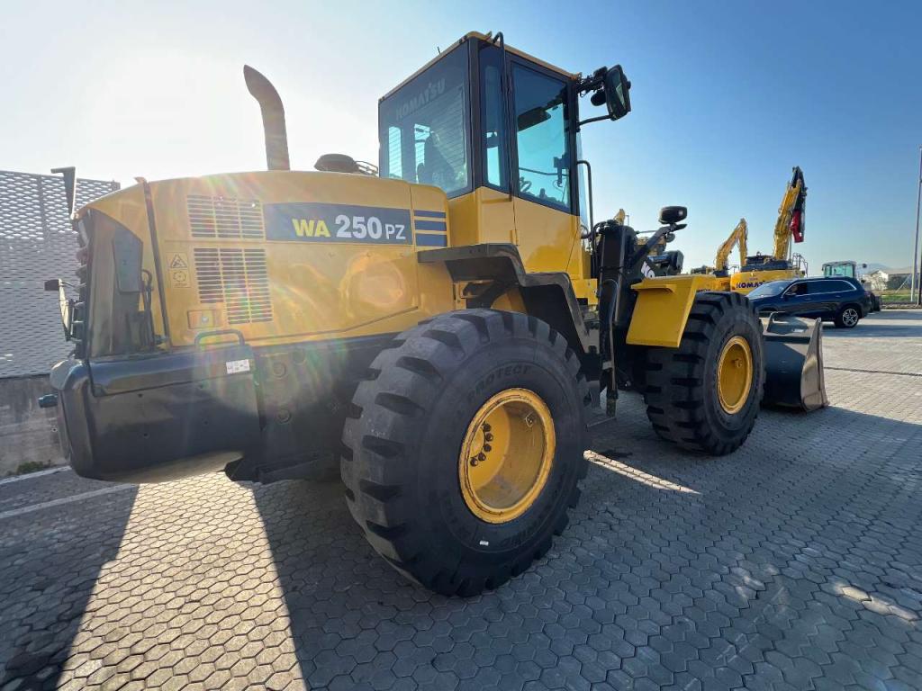 Komatsu WA250PZ-6 Foto 6