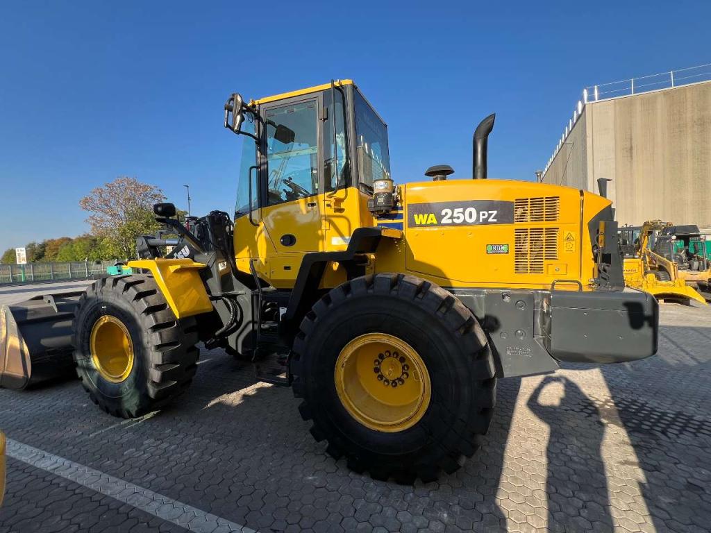 Komatsu WA250PZ-6 Foto 9