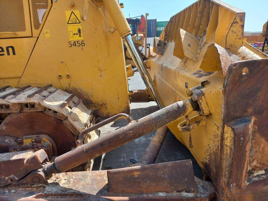 Komatsu D155A-6R (4pcs available for sale in Abu Dhabi) Foto 19