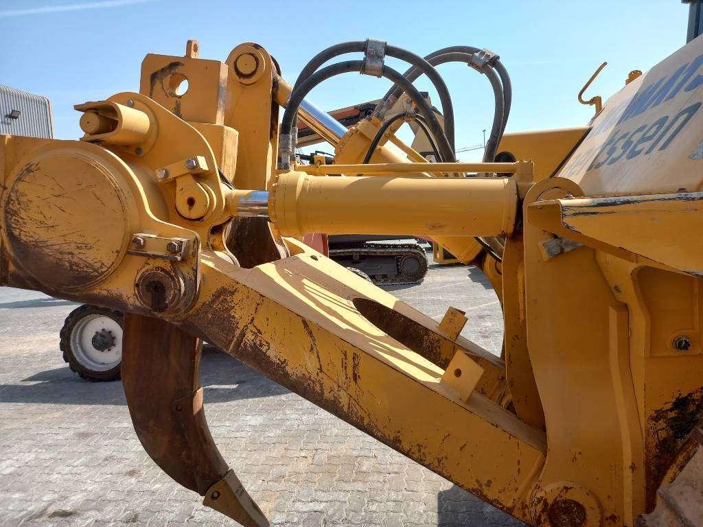 Komatsu D155A-6R (4pcs available for sale in Abu Dhabi) Foto 21