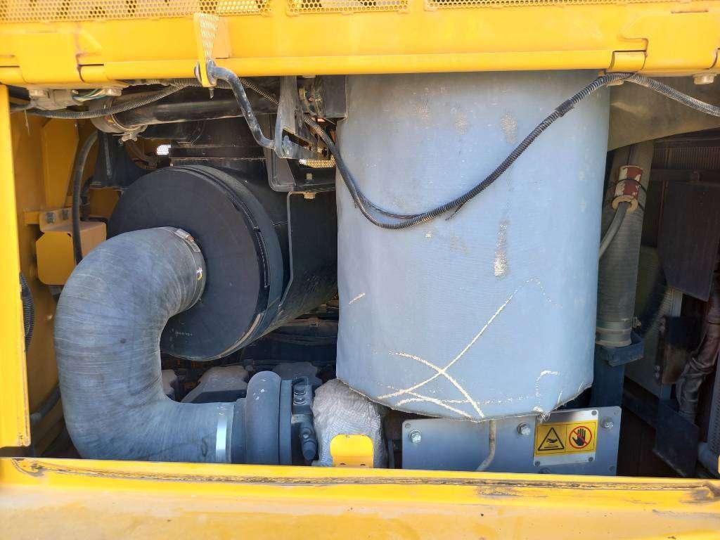 Komatsu D155A-6R (4pcs available for sale in Abu Dhabi) Foto 22