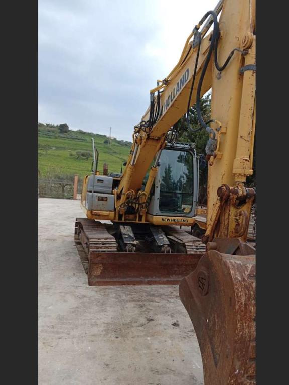 New Holland E135B Foto 1