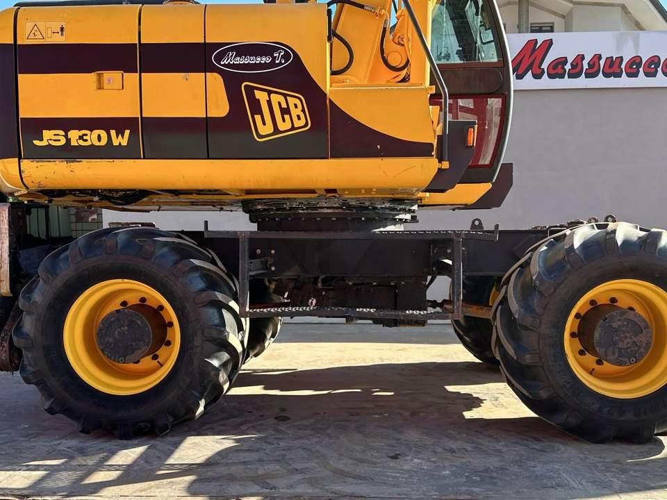 JCB JS130W 4x4 Foto 4